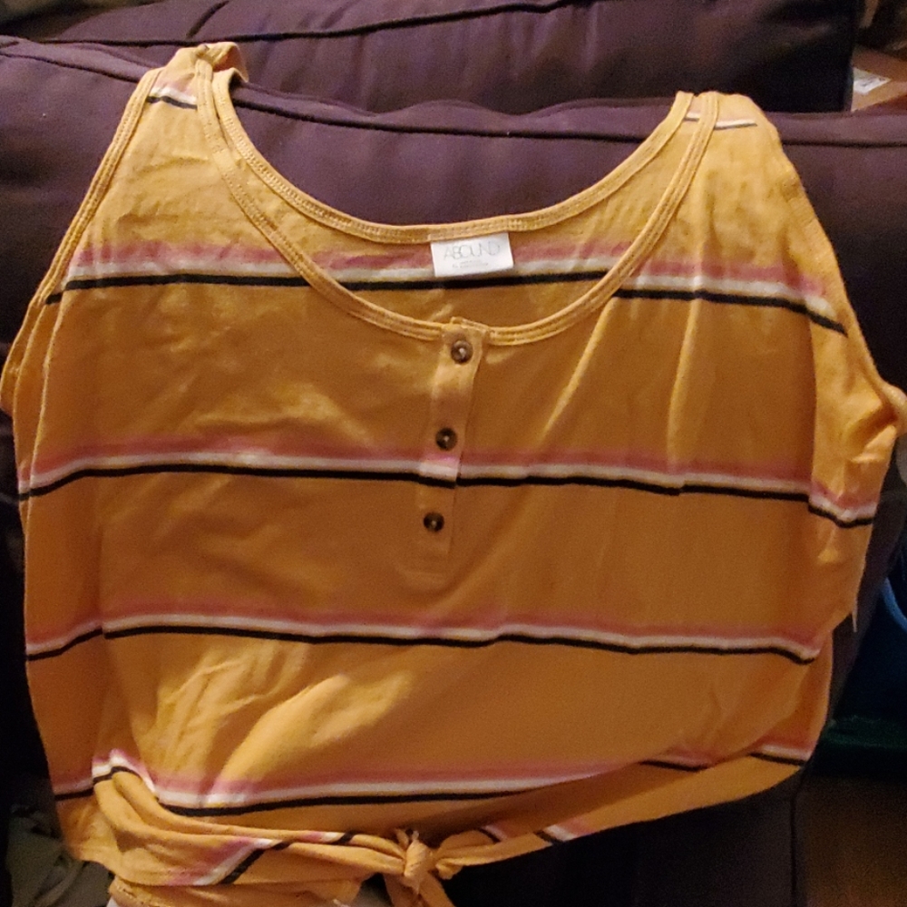 Tank top w/ knotted tie in front